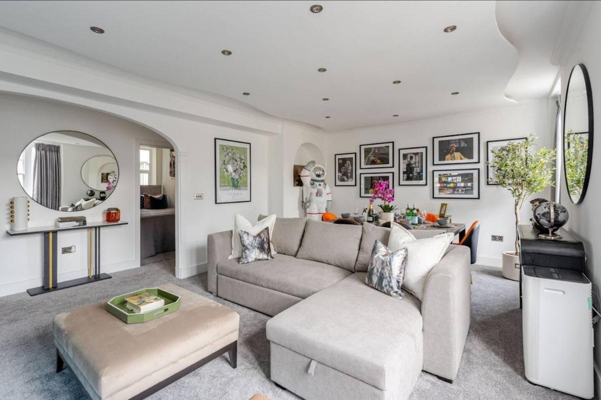 Exquisite 5 Bed Penthouse Apartment *